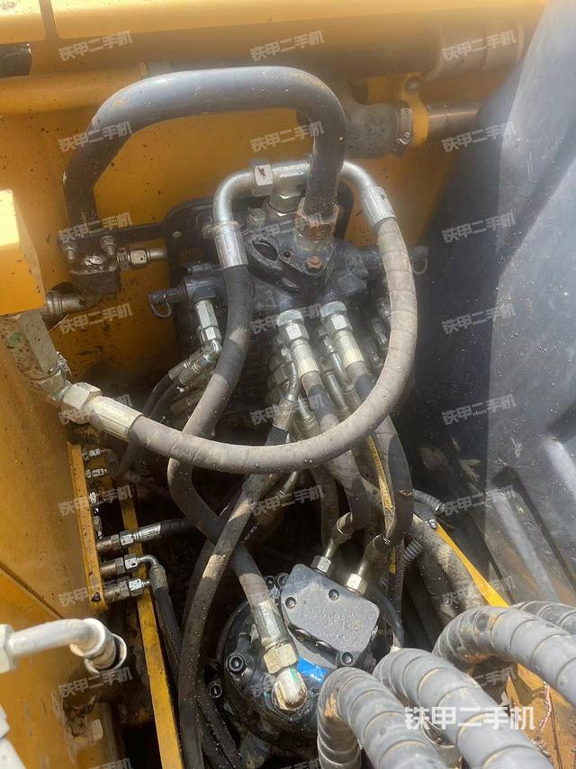 回转马达和主控阀（整机外观）