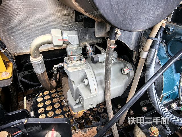 液压泵舱室正面整体（整机外观）