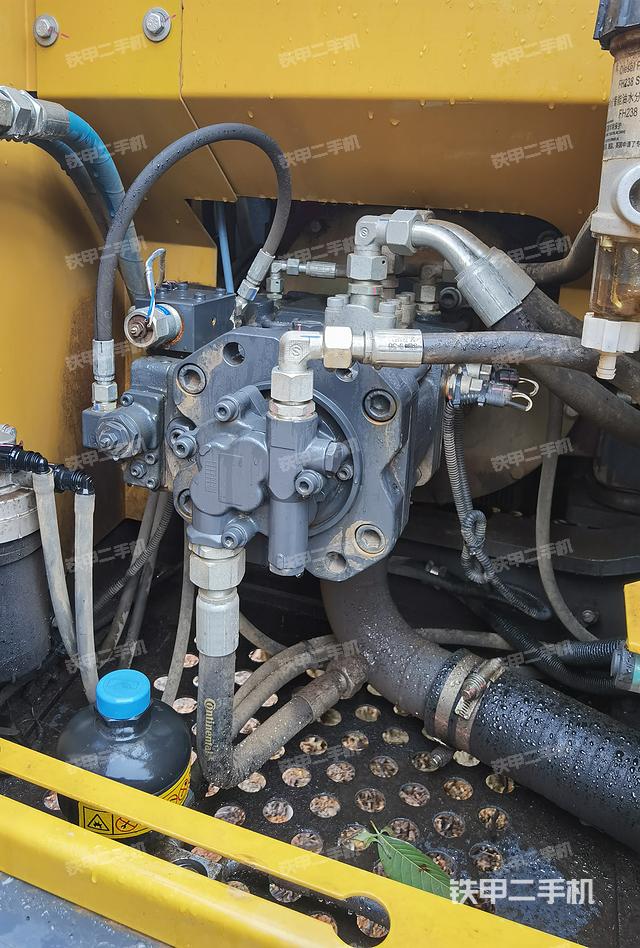 液压泵舱室正面整体（整机外观）