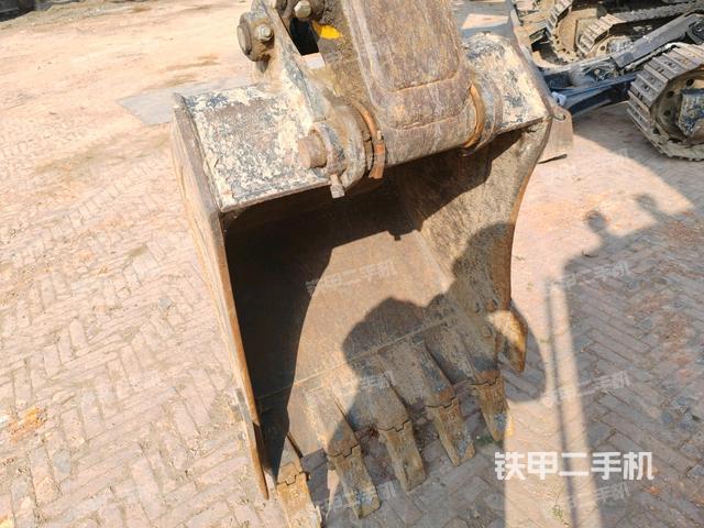 鏟斗右后整體(工作和回轉(zhuǎn)裝置) 鏟斗右后整體(工作和回轉(zhuǎn)裝置)