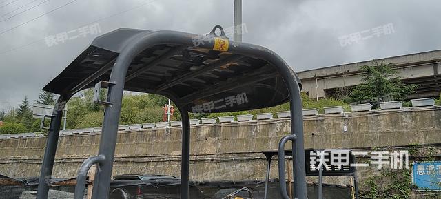 驾驶室顶部（整机外观）