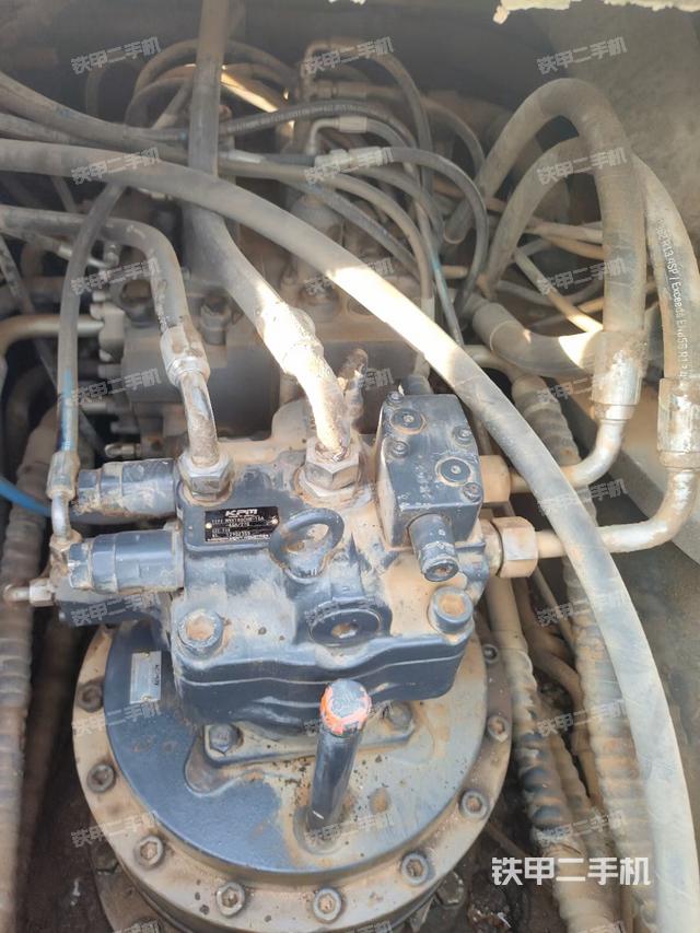 回转马达和主控阀（整机外观）