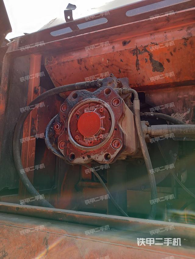 液压泵舱室正面整体（整机外观）