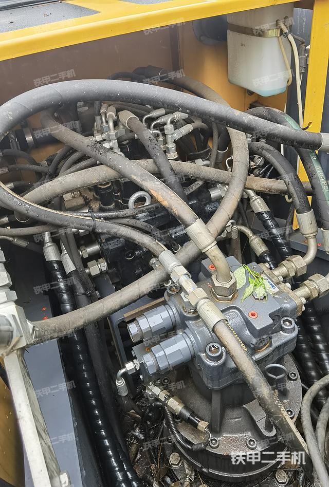 回转马达和主控阀（整机外观）