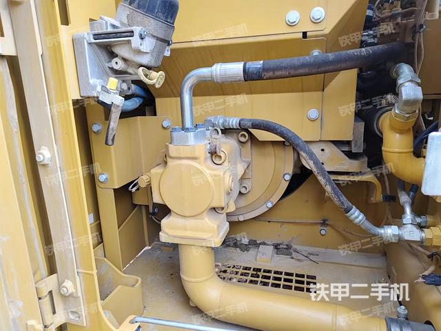 液压泵舱室正面整体（整机外观）