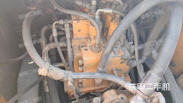 回转马达和主控阀（整机外观）