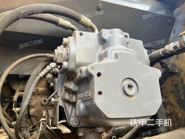 液压泵舱室正面整体（整机外观）