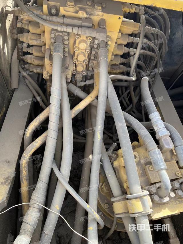 回转马达和主控阀（整机外观）