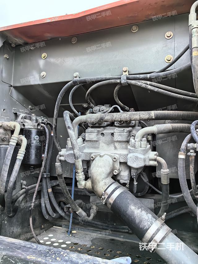 液压泵舱室正面整体（整机外观）