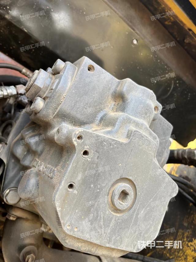 液压泵舱室正面整体（整机外观）