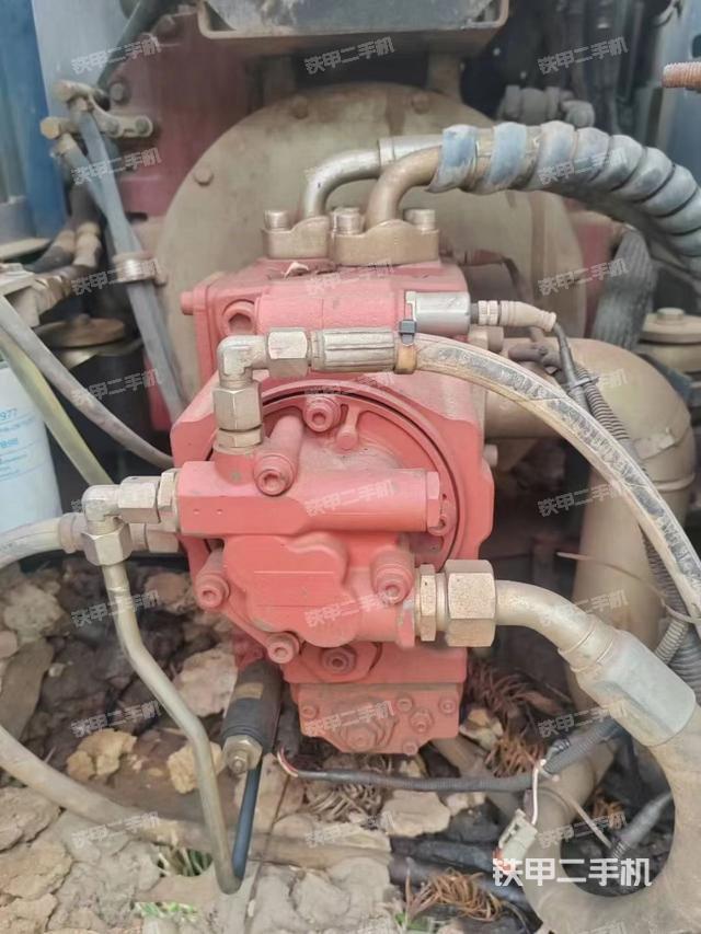 液压泵舱室正面整体（整机外观）