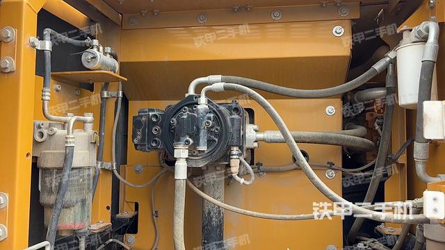 液压泵舱室正面整体（整机外观）