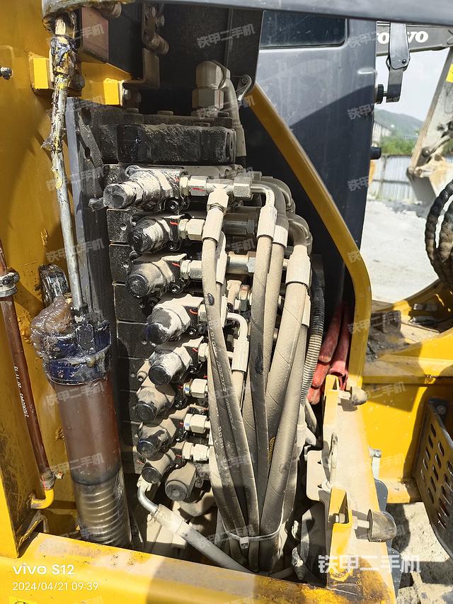 液压泵舱室正面整体（整机外观）