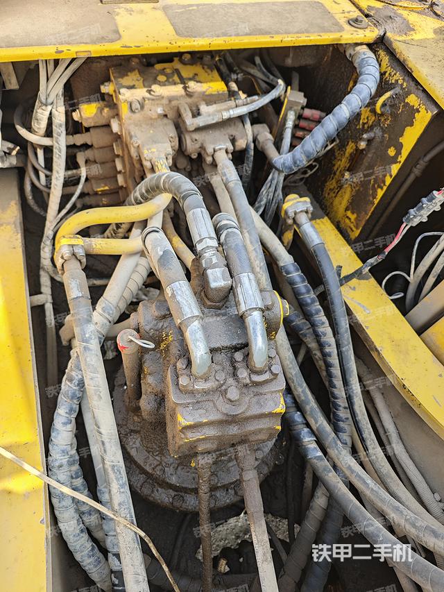 回转马达和主控阀（整机外观）