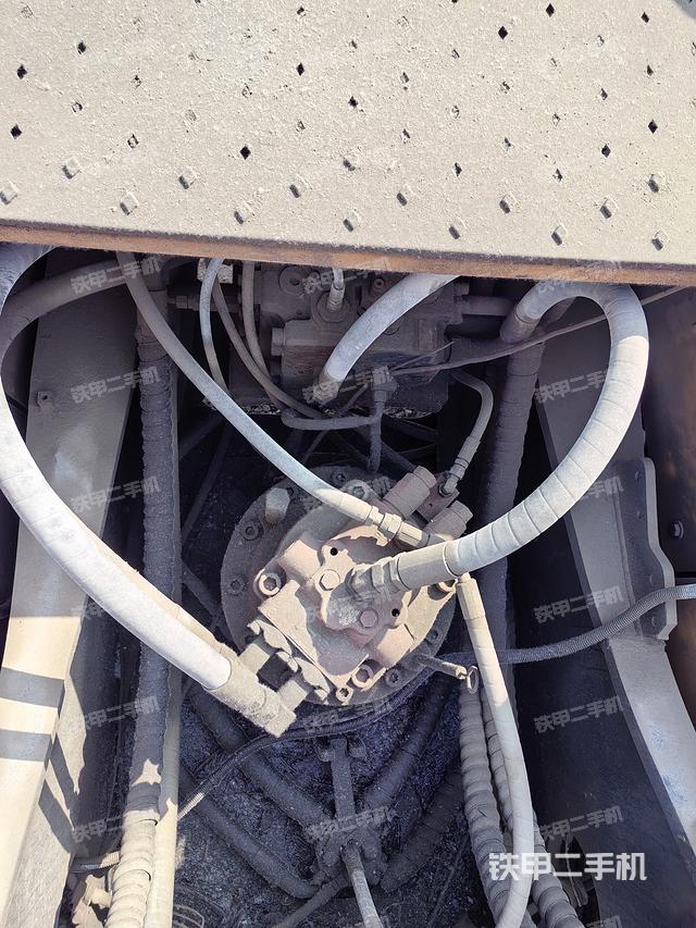 回转马达和主控阀（整机外观）