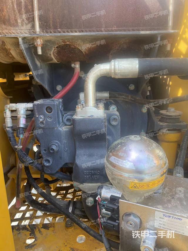 液压泵舱室正面整体（整机外观）