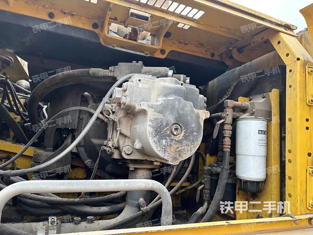 液压泵舱室正面整体（整机外观）