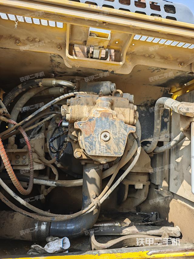 液压泵舱室正面整体（整机外观）