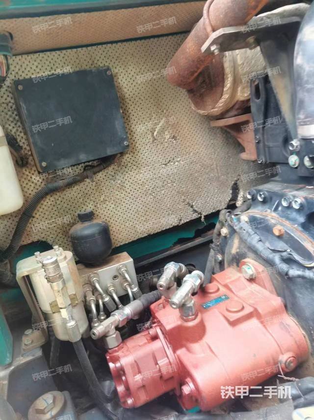 液压泵舱室正面整体（整机外观）