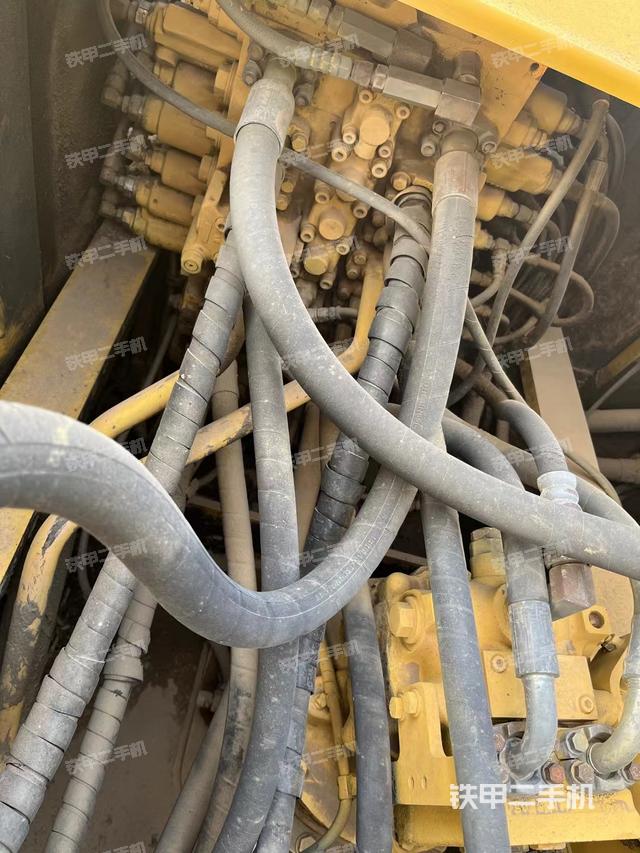 回转马达和主控阀（整机外观）