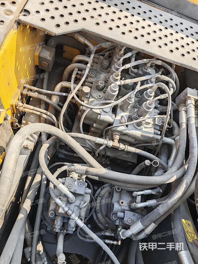 回转马达和主控阀（整机外观）