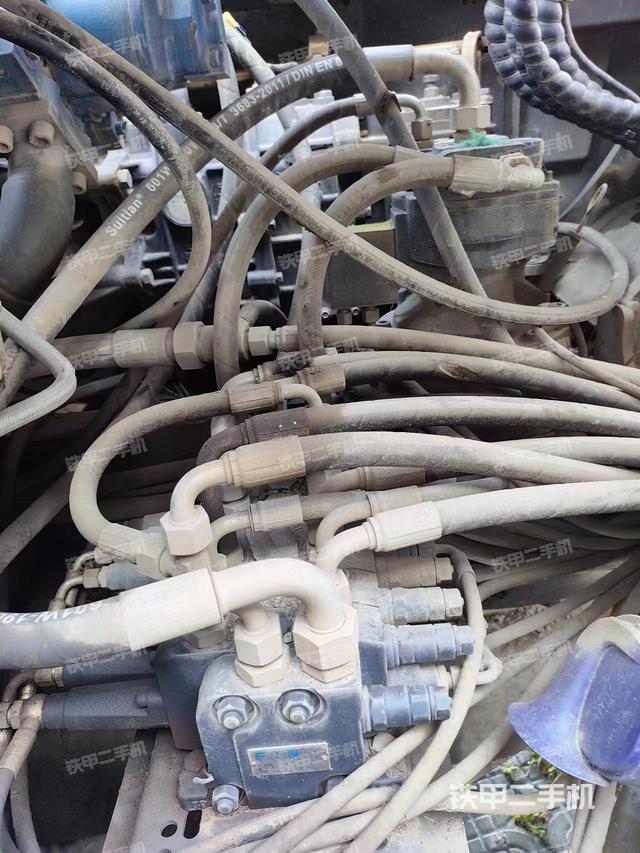 液压泵舱室正面整体（整机外观）