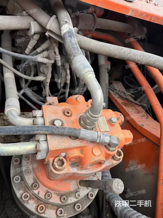 回转马达和主控阀（整机外观）