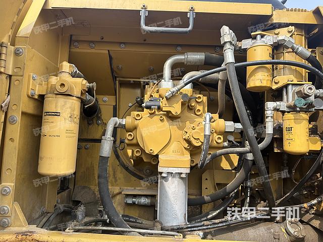 液压泵舱室正面整体（整机外观）