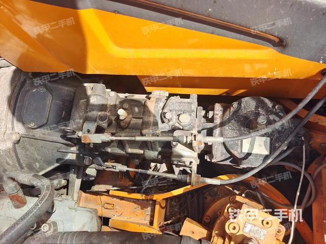 液压泵舱室正面整体（整机外观）