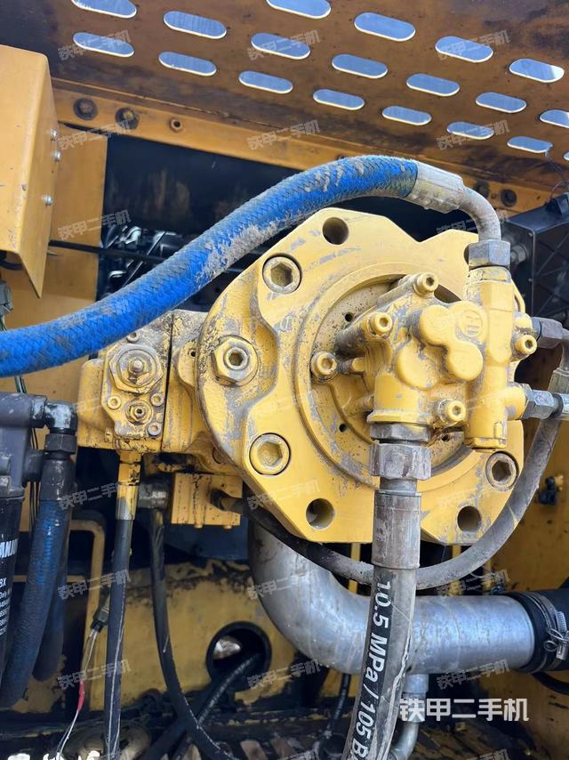 液压泵舱室正面整体（整机外观）