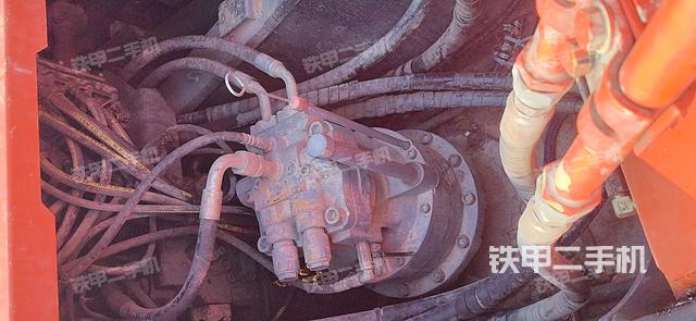 回转马达和主控阀（整机外观）