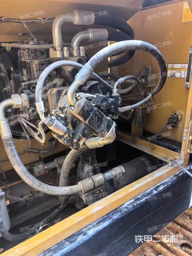 液压泵舱室正面整体（整机外观）