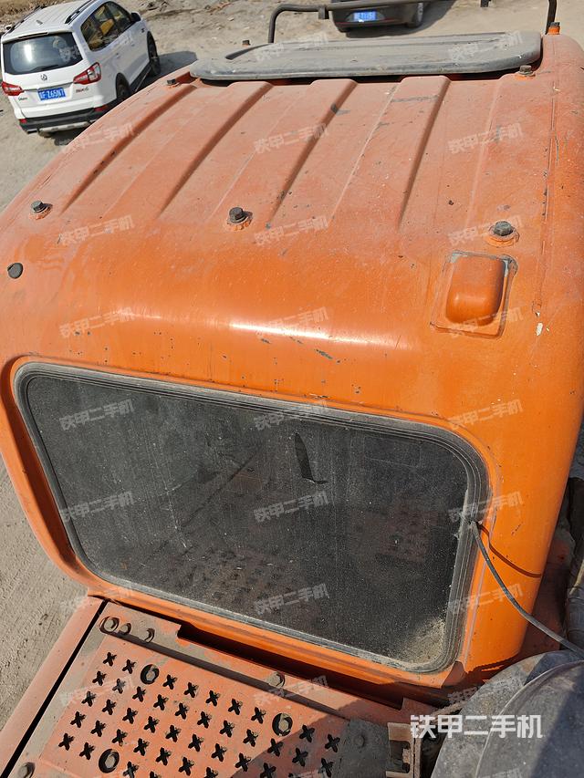 駕駛室頂部（整機外觀）