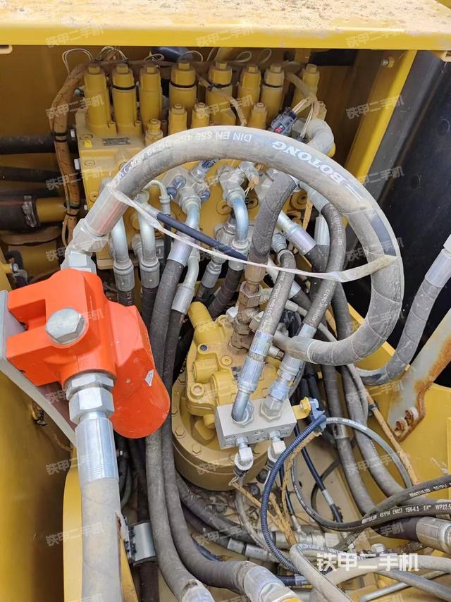 回转马达和主控阀（整机外观）