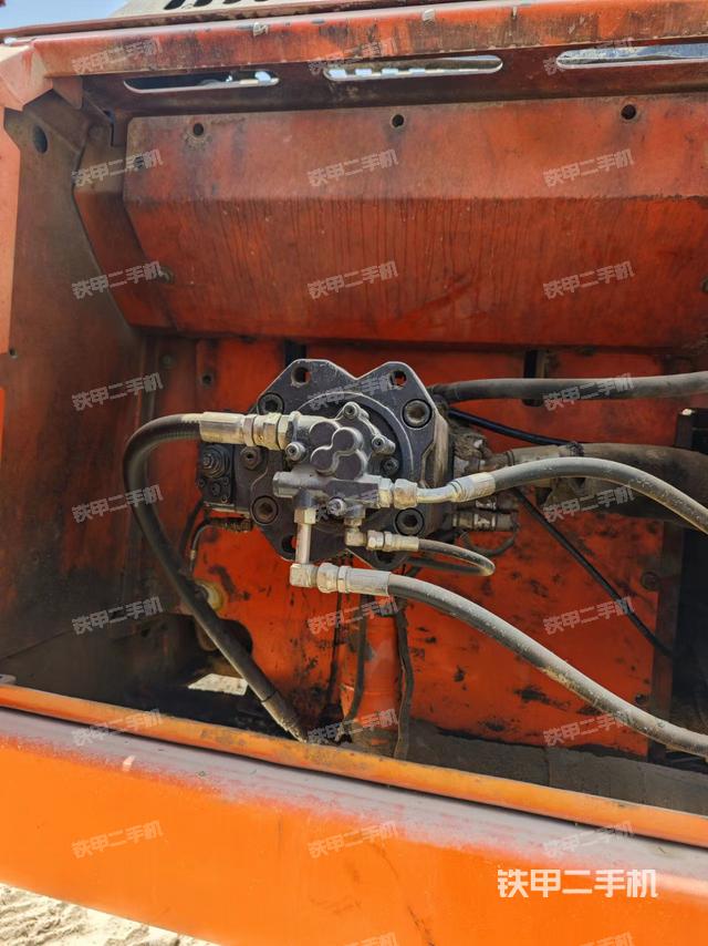 液压泵舱室正面整体（整机外观）