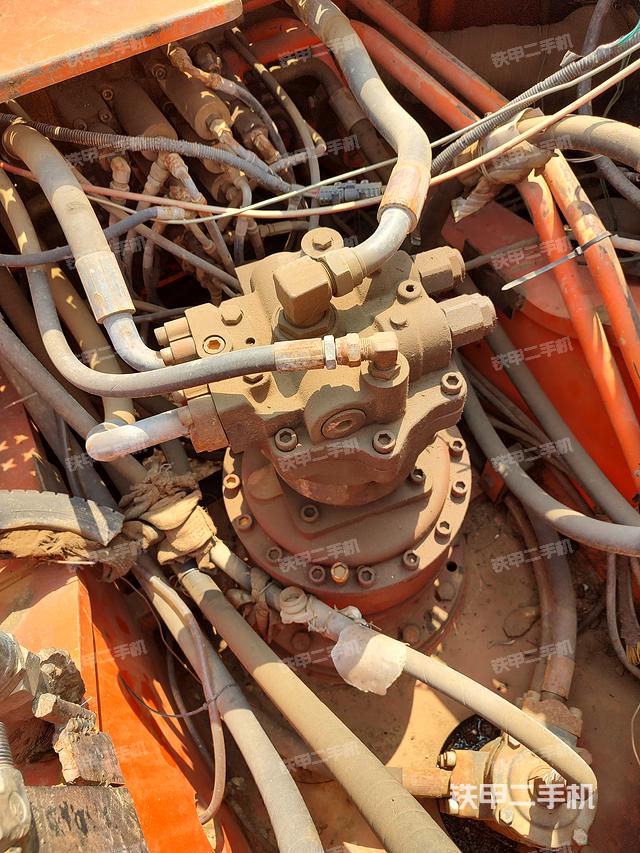 回转马达和主控阀（整机外观）