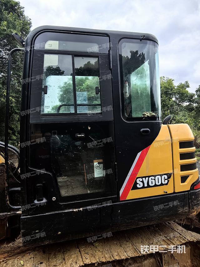 驾驶室顶部（整机外观）