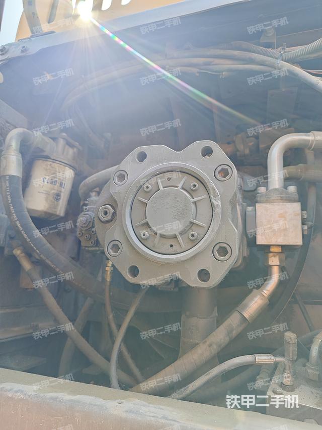 液压泵舱室正面整体（整机外观）