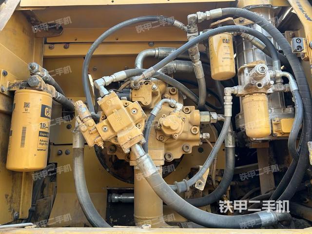 液压泵舱室正面整体（整机外观）