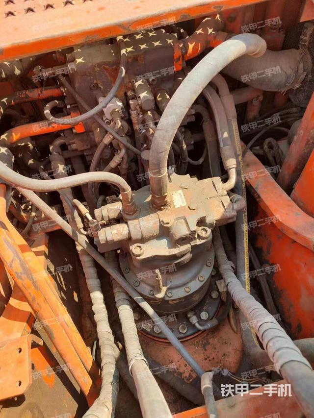 回转马达和主控阀（整机外观）