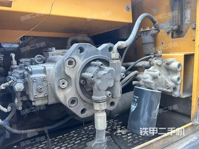 液压泵舱室正面整体（整机外观）