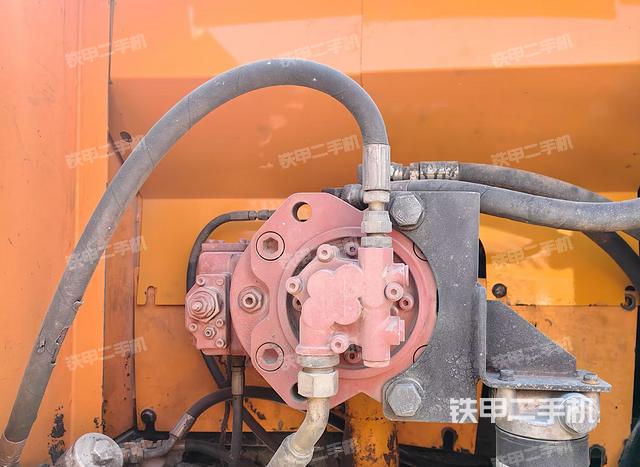 液压泵舱室正面整体（整机外观）