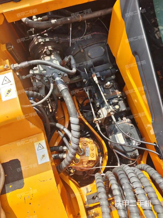 液压泵舱室正面整体（整机外观）