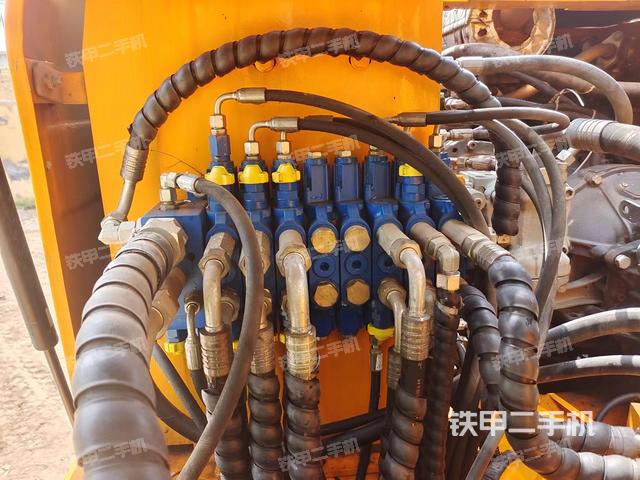 回转马达和主控阀（整机外观）