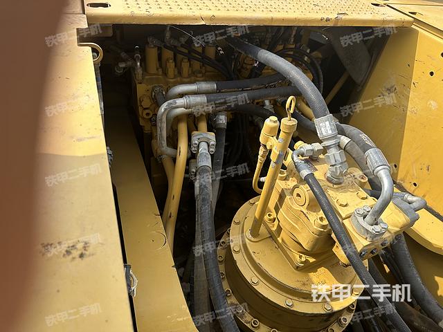 回转马达和主控阀（整机外观）