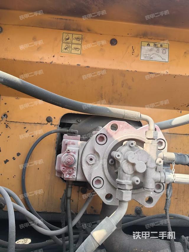 液压泵舱室正面整体（整机外观）