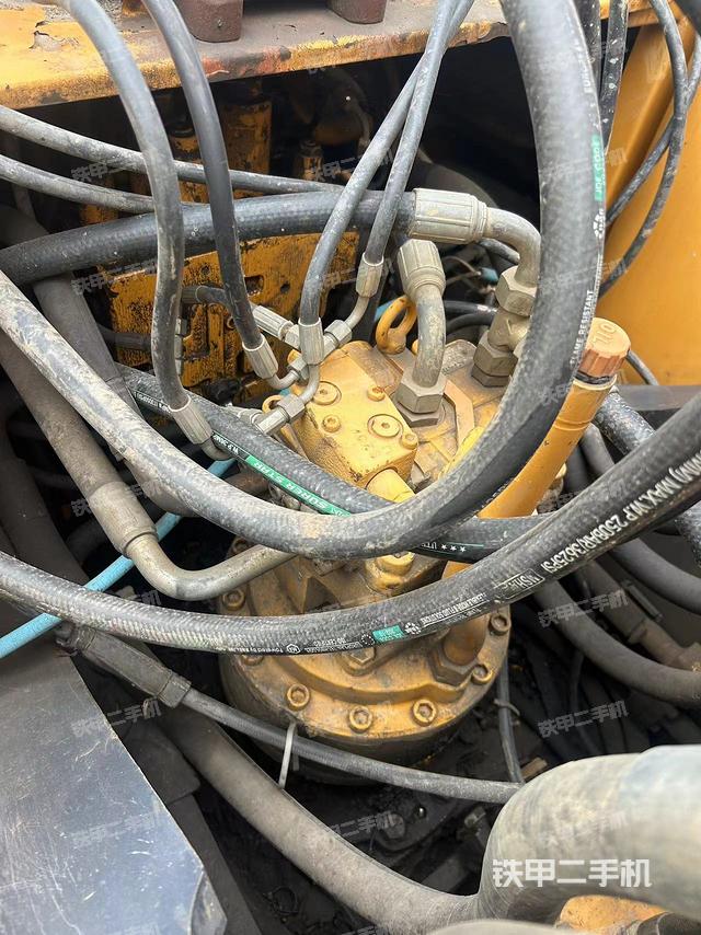 回转马达和主控阀（整机外观）