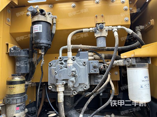 液压泵舱室正面整体（整机外观）