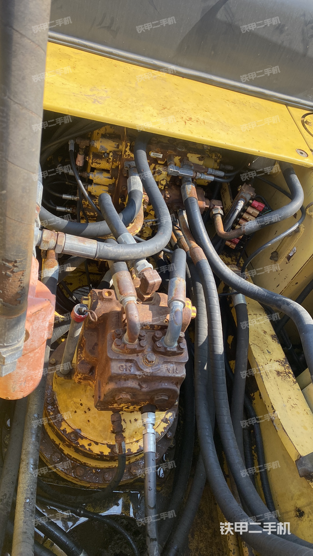 回转马达和主控阀（整机外观）