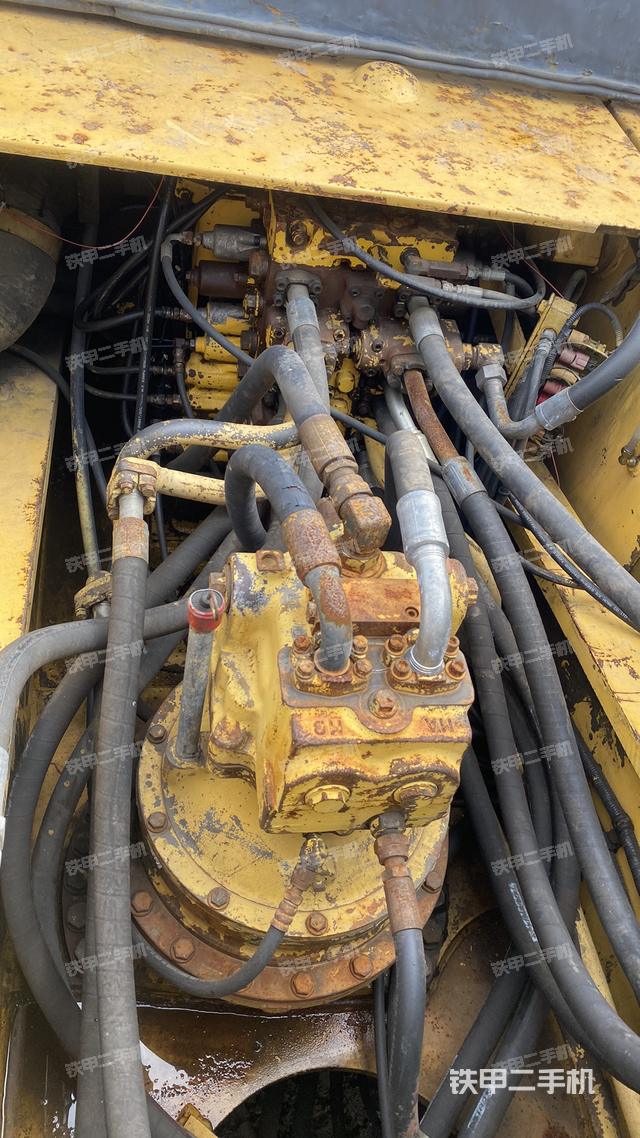 回转马达和主控阀（整机外观）